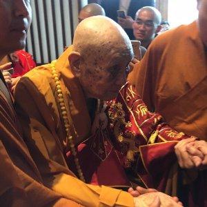 老和尚诵经过敏