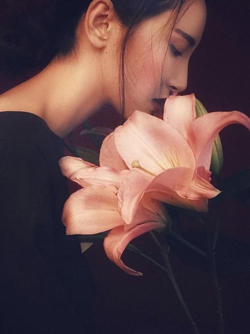 喝爱伤心的女孩谈论情绪短语