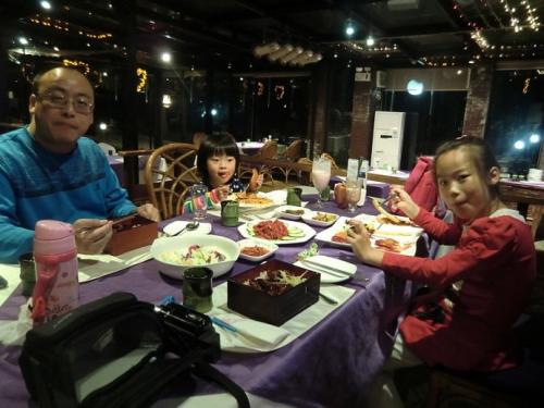 爸爸告诉他四岁的儿子的生日