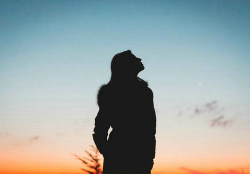 这个世界值得，尝试去爱这个世界