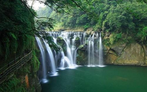 一段描述庐山瀑布的段落