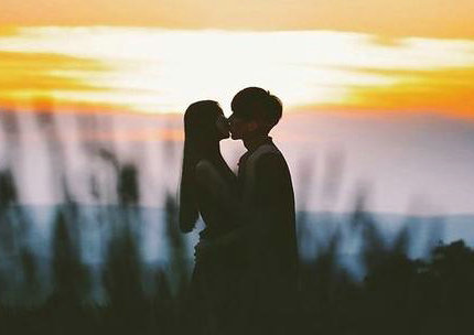 体验哀叹爱情的句子：在爱的世界里，没有人会后悔