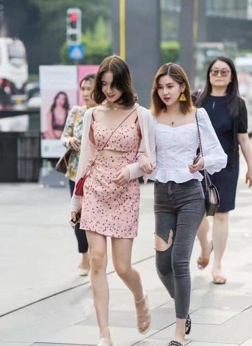 女孩子在深夜说话