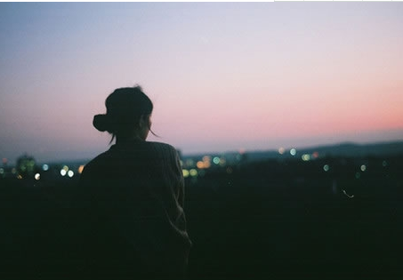 丈夫在朋友圈子里谈论情绪