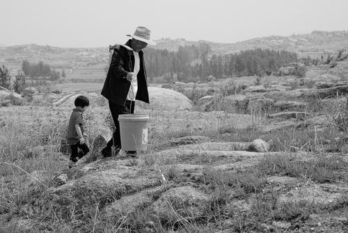 关于在杆子上载水的寓言