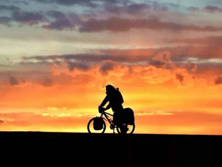 生活是要使自己成为一个不同的人，即使您有所改变