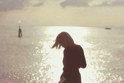 据说爱情有起有落，为什么轮到我只有苦涩？