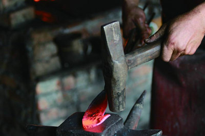 生活就像一条热铁棍,要经过好多艰苦的工作