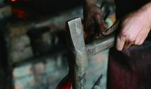 人生就像一块烧红的铁条，需要千锤百炼才能走好