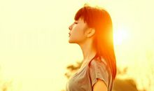 柔软但并不柔弱，从容面对生活苦难是一种生活的智慧