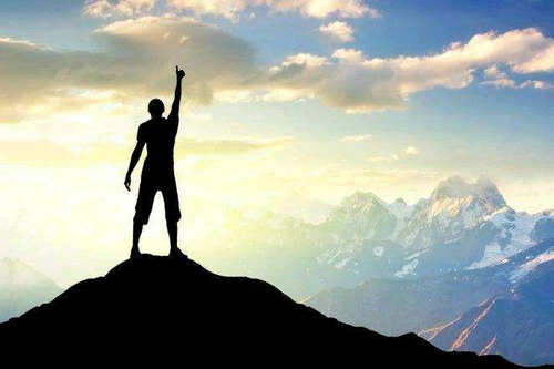 在生活的道路上,我们必须努力工作,才能达到更高的生活高峰。