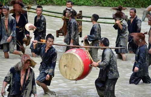 狗坐在轿车的椅子上
