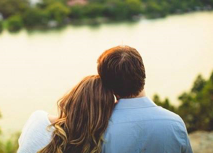 哲学上的爱情句子:爱深深地埋在心中,而不是嘴唇之间