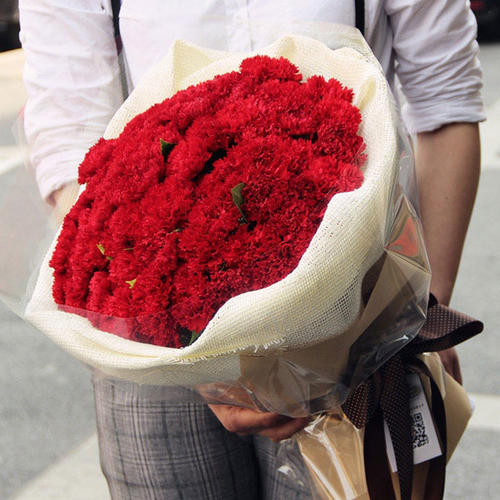 一位女领导人与花的问候