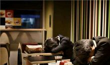 现实自有它疲惫的一面，但好在我们依旧可以用双手去与它对抗