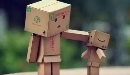 一个男孩安慰一个心碎的女孩