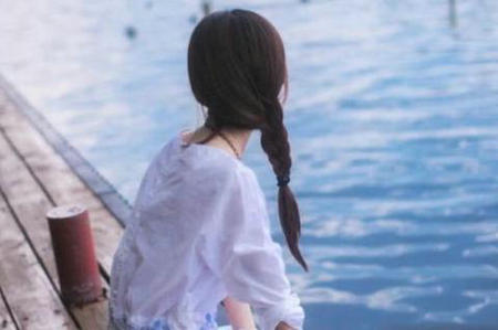 由于思想不同,命运将是荒谬的,所以不再谈论爱情。 1个