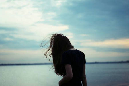 由于思想不同,命运将变得荒谬可笑,所以不再谈论爱情了