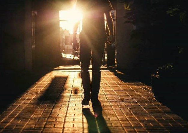 最后,仍然静静地看着你的后背离开,渴望通透,而不是勇敢