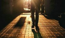 最后，还是看着你的背影默默离开，望眼欲穿，不敢勇敢