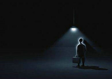 每个闪亮的人都在一个又一个未知的夜晚中幸存下来