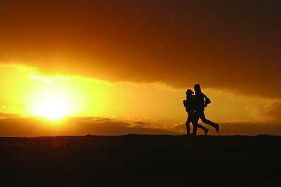 幸福就像穿鞋，脚链不适合，最好赤脚跑步