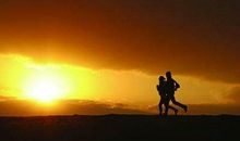 幸福就像穿鞋子，不适合的都是脚链，不如赤脚去奔跑