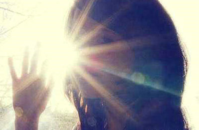 坚强的女孩鼓舞人心的句子，描述一个坚强的女孩鼓舞人心的句子1