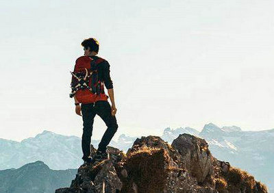 阳光美丽而鼓舞人心的句子：如果您有志向顶端攀登，如果您没有意图，请站在脚下