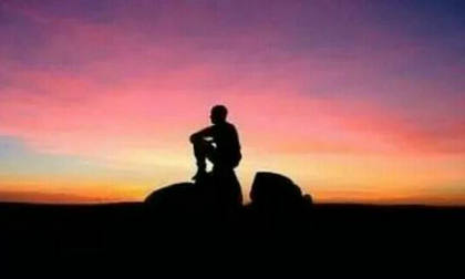 能够忍受孤独的人不会被现实打败。他们天生孤独，可以孤独地认识自己。