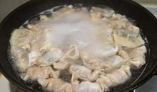 水壶里煮饺子歇后语