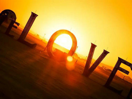 让自己快乐地生活，是爱情的最好解释