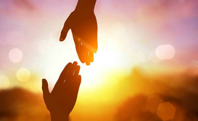 哲学上的一句话使人们变得充满阳光:生活是面对现实和微笑,克服障碍,展望未来