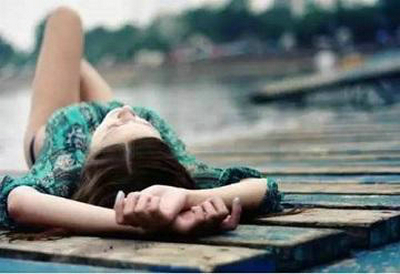 青涩的句子，图片：我听了去年夏天的歌曲，它仍然是可悲听今年1