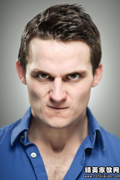 愤怒的踢石头的寓言谚语