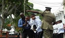 泥菩萨身上长草歇后语