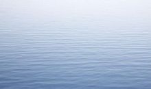 湖面平静的比喻句