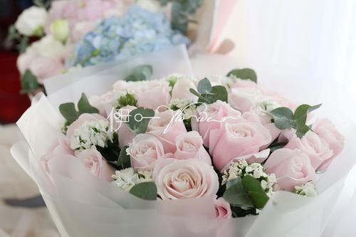 高兴时描述面部表情的句子高兴时描述面部表情的句子2