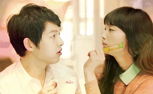 当女孩哄男孩扮演婴儿时