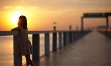 心好累人生感悟的句子：不要为现在的努力喊累，黎明前的夜总是最黑