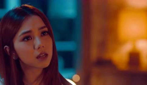 我受不了了，听着悲伤的歌和哭泣，我的心无济于事