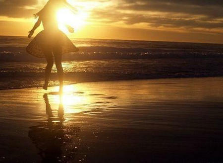 只有看着世界的沧桑，心才能清晰，月亮才能清晰，安全，有声