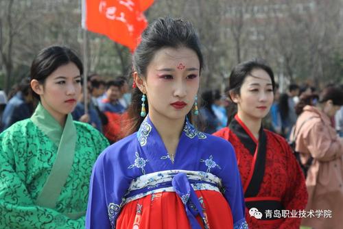 鞋上绣有金色凤凰