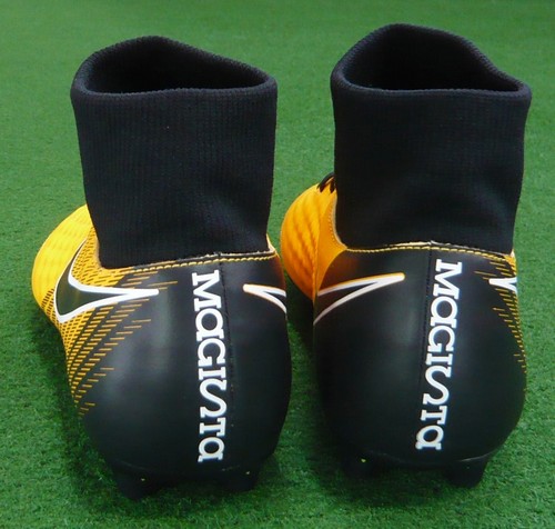 在丁鞋的土路上行走