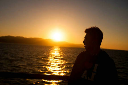 当命运没有给我们机会时,我们必须更加努力地创造条件来选择我们的命运