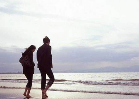 爱情通常很难使生活的两端相遇，所以放弃一些而不放弃