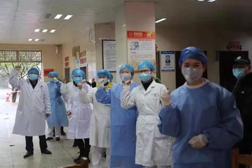 向医务人员致敬