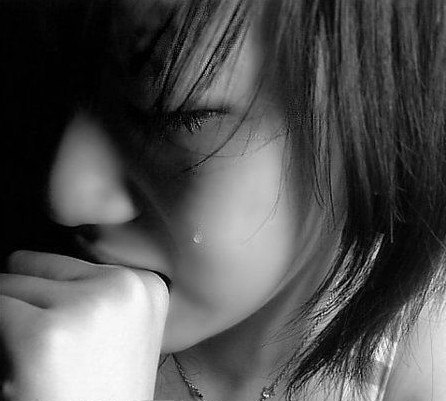 描述女人哭泣的句子