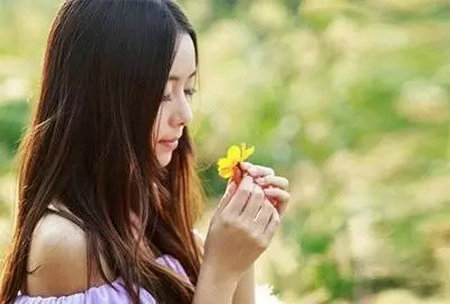 一个爱自己的女人有信心接受别人的爱