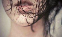 人生孤独伤感的句子：人生就像是一场戏，自拍自导自演